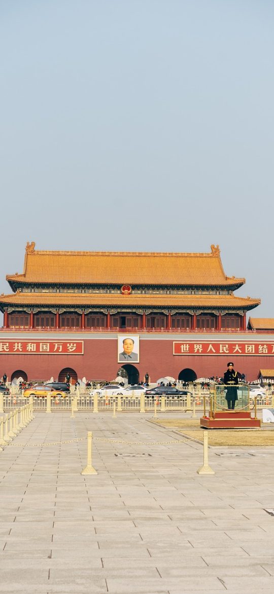 北京时间 App 日历节气界面截图，月视图网格上方标注当月节气名称，公历日期与农历小字并列显示，字体为衬线体